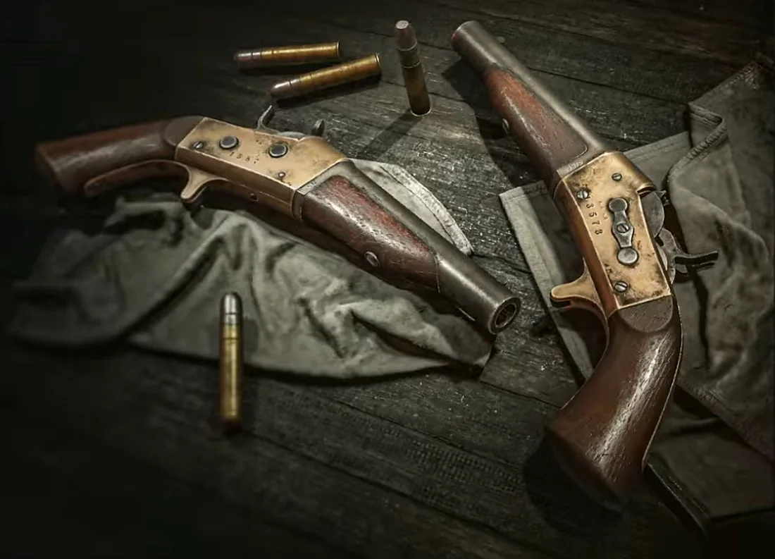 Dos Derringer largas sobre una mesa de madera, con munición larga alrededor